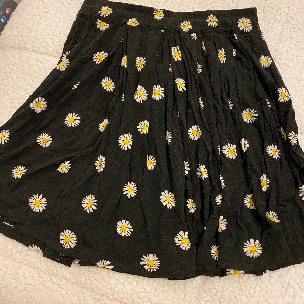 Brandy Melville daisy skater mini skirt